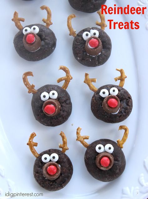 These Reindeer Donut Treats are sure to bring smiles at your kids' class parties and holiday gatherings! Christmas Everyday, Christmas Donuts, Rudolph Christmas, Classroom Treats, Christmas Foods, Jolly Holiday, Chocolate Donuts, Baked Donuts, Christmas Snacks