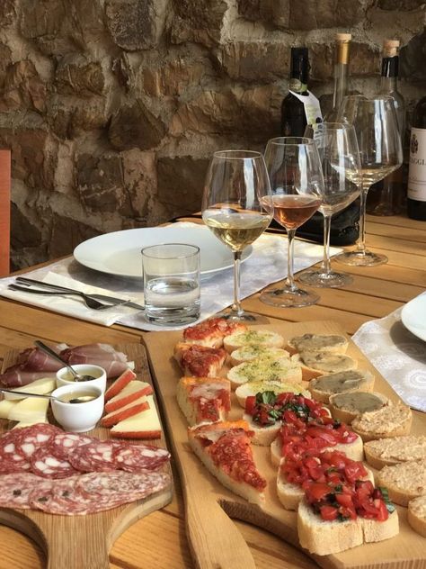 Tuscany Dinner, Wine Tasting In Tuscany, Going To Italy, Tuscany Wine, Italy Wine, Wine Tasting Party, Food Mood, Culinary Travel, Italy Food