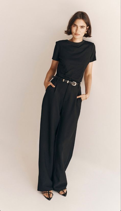 Sleek Chic Aesthetic, Formal Evening Outfits For Women, Casual Tailored Style Women, Business Casual Summer 2024, Black Tapered Pants Outfit, Work Attire Women Business Chic, Summer Business Outfits Women, Outfit Ideas For Women In Their 30s, Sartorialist Women