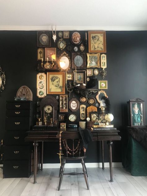 Gallery Wall Next To Bookshelf, Modern Victorian Office Decor, Classic Horror Decor, Dark Academia Frame Wall, Antique Frame Collage Wall, Dark Maxamilist Bedroom, Gothic Antique Decor, 20s Room Aesthetic, Maximalist Picture Wall