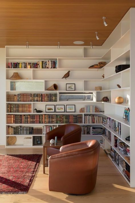 Modern Wood House, Small Family Room, Green Roofs, Corner Bookshelves, Small Living Room Design, Home Library Design, Home Libraries, Built In Bookcase, Family Room Design