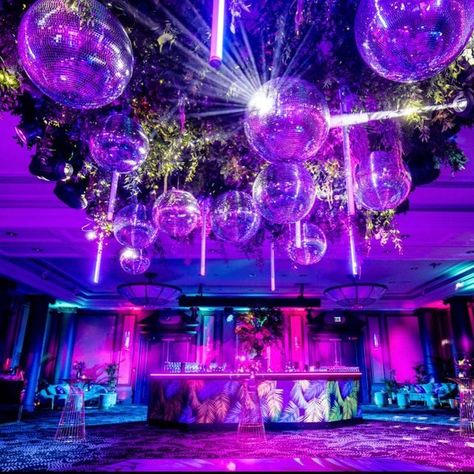 Jungle Disco Wedding, Afterparty Ideas, Club Party Ideas, Ibiza Disco, Neon Parties, Colorful Disco Ball, Disco Room, Black Centerpieces, Palm Prints