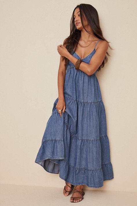 Denim Flowy Dress, Tiered Denim Midi Skirt Outfit, Flowy Denim Dress, Denim Maxi Dress Outfit, Long Denim Dress Outfit, Denim Dress Outfit Ideas, Tiered Skirt Outfit, Tiered Dress Casual, Maxi Denim Dress