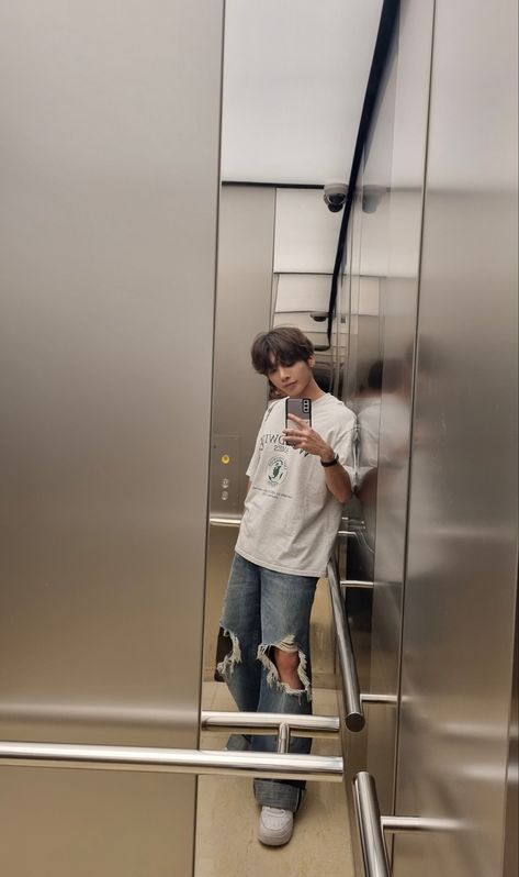 Txt Taehyun Selfie, Taehyun Instagram, Boyfriend Photos, Korean Actress, Cute Wallpapers, Mirror Selfie, Mirror, On Twitter, Twitter