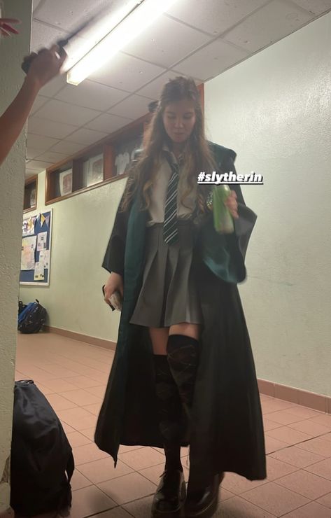 Preppy Slytherin Outfits, Harry Potter Student Costume, Modern Harry Potter Outfits, Slytherin Uniform Female Aesthetic, Slytherin Halloween Costume Women, Harry Potter Uniform Slytherin, Slytherin Outfit Uniform, Hogwarts Slytherin Uniform, Slytherin Costume Women