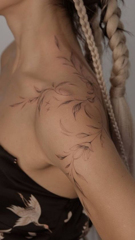 Light Shoulder Tattoo, Simple Flower Shoulder Tattoo, Delicate Flower Back Tattoo, Botanical Vine Tattoo, Classy Shoulder Tattoos For Women, Flower Vine Shoulder Tattoo, Back Shoulder Floral Tattoo, Shoulder Tattoo Vine, Vines On Shoulder Tattoo