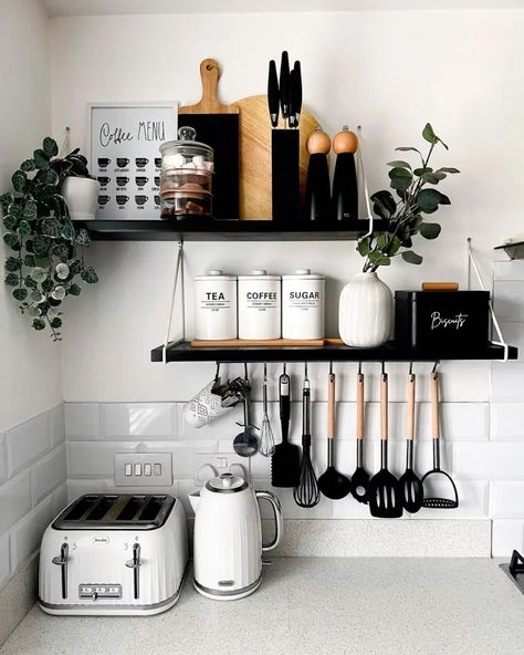 Open Kitchen Shelves Decor, Kitchen Shelf Decor Ideas, Organiser Cucina, Kitchen Shelf Decor, Small Apartment Kitchen, Kitchen Decor Apartment, Interior Design Per La Casa, Small Kitchen Decor, Kitchen Shelf