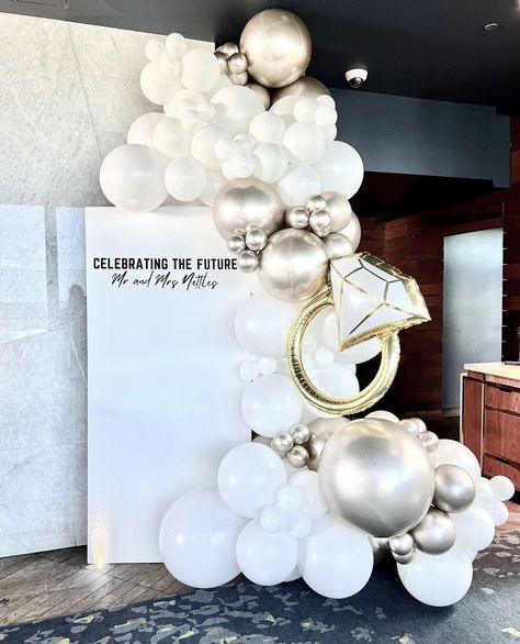 Engagement Backdrops Ideas, Engagement Decorations Balloons, Wedding Arch Ideas Balloons, White Balloons Engagement Party, Silver And White Engagement Party, Couples Shower Balloon Garland, Bridal Shower Balloons Arch, Old Money Engagement Party, Bride To Be Balloon Arch