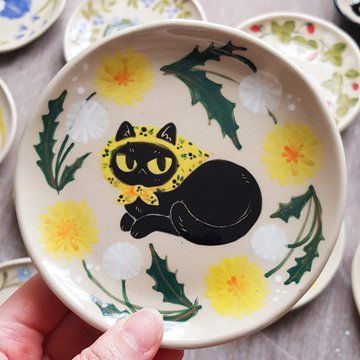 cloudy 🐈 shop update: July 27th on X: "Hello, may I interest you in some freshly baked cats? Update coming July 27th ✨ https://t.co/srftW4oUKq" / X Cat Pottery Painting, Diy Toy Storage, Handmade Ceramic Jewelry, Tiny Studio, Diy Ceramic, Hello May, Keramik Design, Painted Plates, Tiny Treasures