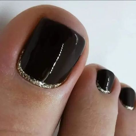 2024 Summer Toe Nail Colors & Designs: Trendy Gel, Polish, and Art Ideas Black Pedicure With Glitter, Black Toenails With Glitter, Black Gold Pedicure, Black And Gold Toe Nail Designs, Black Toenail Designs Pedicures, Black And Gold Pedicure, Black Pedicure Toenails, Winter Toe Nails, Toes Nails Colors