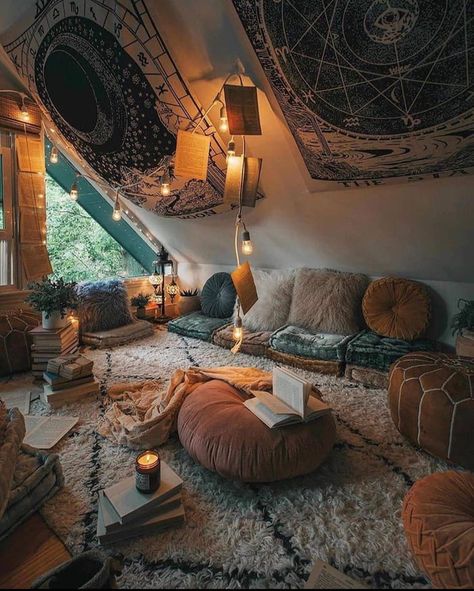 This cozy loft in Boston, Massachusetts Sala Zen, Bohemian Bedrooms, Arizona House, Zen Room, Zen Yoga, Casa Vintage, Bohemian Bedroom, Yoga Room, Household Decor