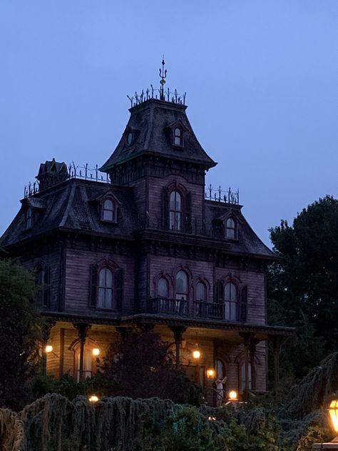 Old Haunted Mansion Aesthetic, Haunted Mansion Aesthetic, Witchy Houses, Dollhouse Exterior, New Orleans Mansion, Academia Library, Dark Academia Library, Dark Mansion, Castle Architecture