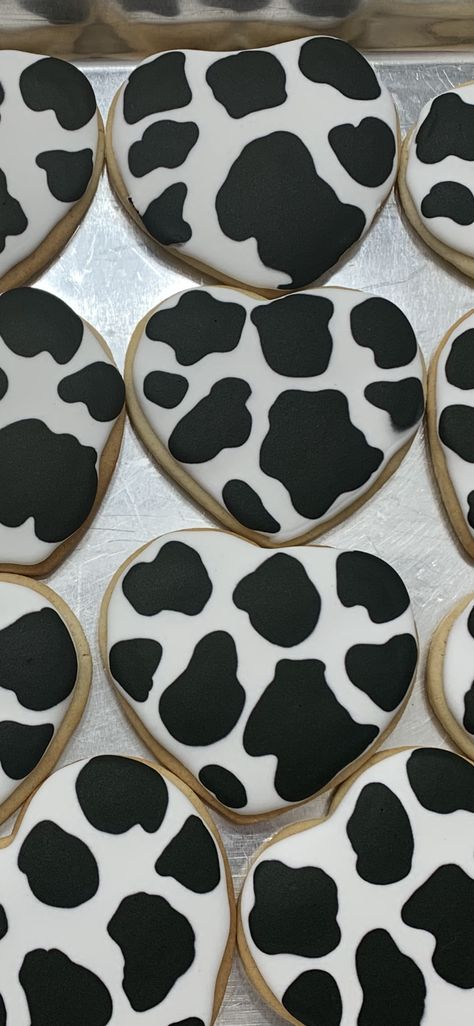 Decorated Cow Cookies, Cow Royal Icing Cookies, Cow Print Cookies Decorated, Cow Sugar Cookies Decorated, Cowboy Sugar Cookies Decorated, Cow Themed Cookies, Cow Cookies Decorated, Cow Print Cookies, Cow Sugar Cookies