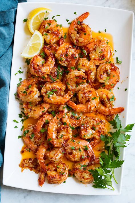 The BEST Garlic Shrimp ever! It's just like the famous shrimp you buy at the food trucks in Hawaii. Made with succulent shrimp cooked in an extra garlicky, deliciously rich, butter based sauce. #shrimp #garlic #butter #recipe #seafood Hawaiian Garlic Shrimp, Luau Food, Cooked Shrimp, Shrimp Recipes For Dinner, Shrimp Recipes Easy, Makanan Diet, Shrimp Dishes, Hawaiian Food, Shrimp Recipe