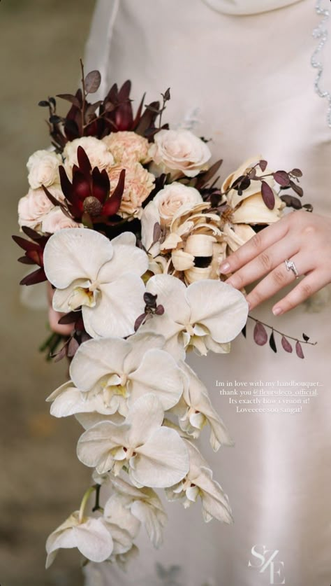 Hand Bouquet Wedding Simple Elegant, Handbouquet Wedding Rustic, Rustic Hand Bouquet Wedding, Engagement Hand Bouquet, Rustic Hand Bouquet, Filipino Wedding Bouquet, Bucket Bunga Wedding, Wedding Hand Bouquet Brides, Bucket Wedding Flowers