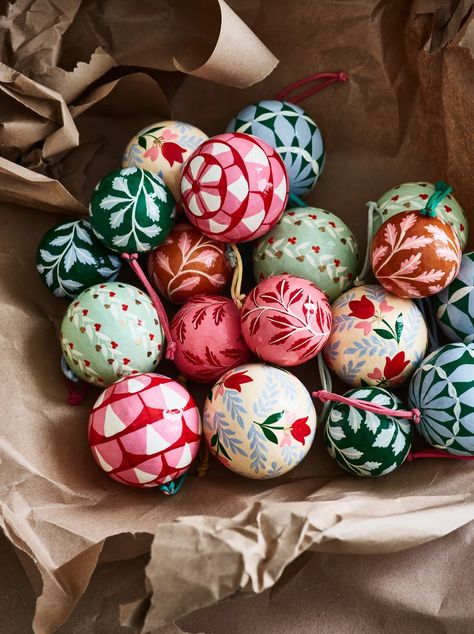 Paper Mache Christmas Tree, Painted Christmas Baubles, Diy Christmas Baubles, Hand Painted Bauble, Paper Mache Christmas, Christmas Crafting, Painted Christmas Ornaments, Dream Book, Woodland Christmas