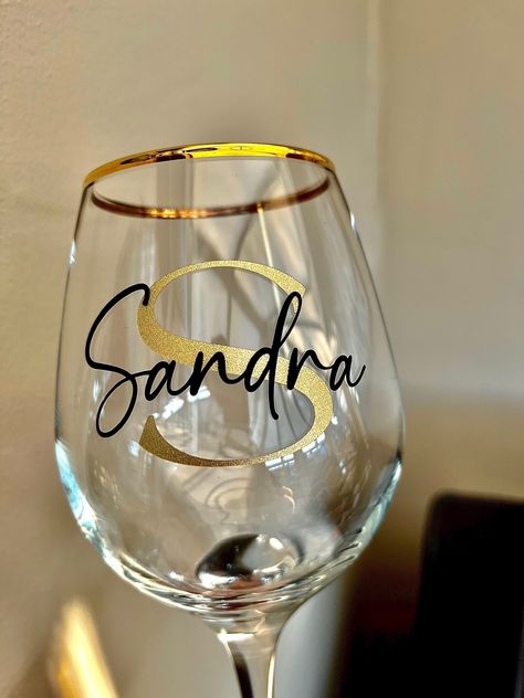 Wine Glass Personalized Name, Wine Glass With Name, Personalized Wine Glasses Birthday, Personalized Wine Glasses With Name, Wine Glass Cricut, Wine Glass Gift Ideas, Name Wine Glasses, Rhinestone Wine Glasses, Wine Glass Ideas