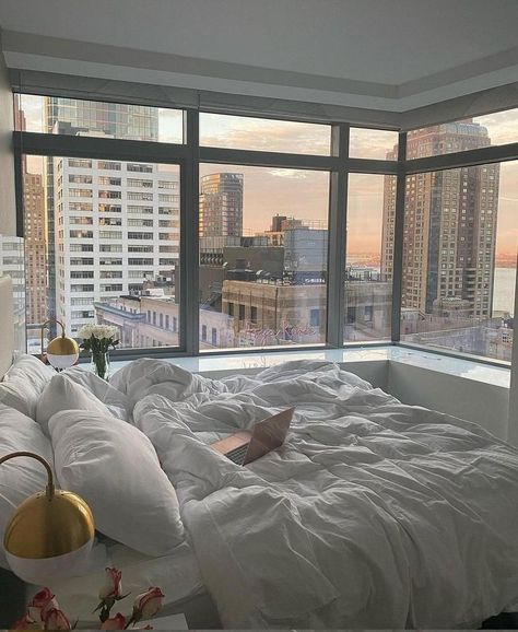 𝐀𝐧𝐧 🎀 on Twitter: "morning vs night nyc views… " Apartamento New York, Appartement New York, City View Apartment, Nyc Apt, Cozy Bedrooms, Aesthetic Apartment, Apartment View, Dream Apartment Decor, Apartment Aesthetic