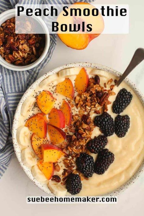 Summertime is more delicious with Peach Smoothie Bowls! Combining thick peach smoothies with fresh peaches and blackberries, granola, and chia seeds, this bowl should be on repeat all summer long! Detox Lentil Soup, Peach Smoothie Bowl, Homemaker Recipes, Superfood Bowl, Lemonade Smoothie, Peach Bowl, Fast Healthy Lunches, Peach Smoothie, Fruit Smoothie Recipes Healthy