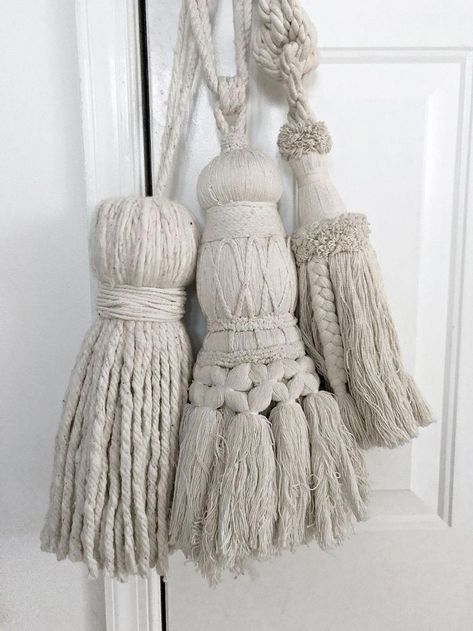 Best Home Decorating Stores #HomeDecorationWallArt Post:6239357700 #TravelDestinationsUSATop10 Tassel Diy, Tassels Tutorials, Head Boards, Tassel Crafts, How To Make Tassels, Makramee Diy, Mollie Makes, Diy Tassel, Deco Boheme