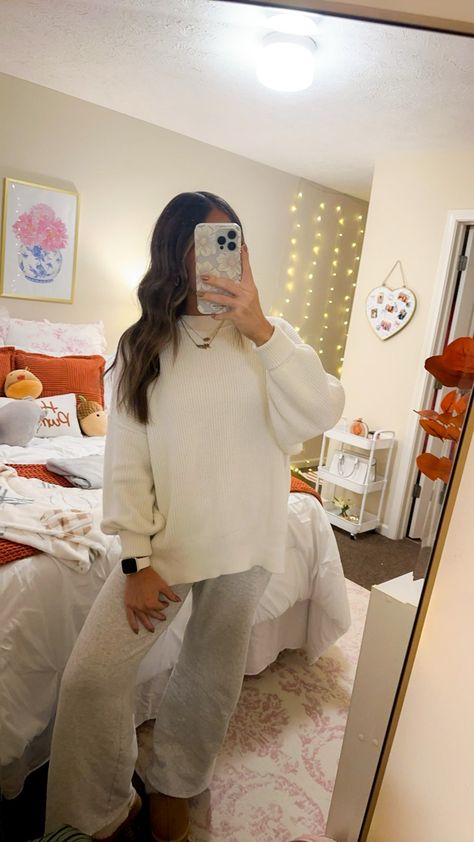 Fall Pics Outfits, Cute Chilly Day Outfits, Outfit Ideas Fall Aesthetic, Comfy Cold Outfits, Trendy Cozy Fit Sweats For Fall, Trendy Everyday Hoodie For Fall, Lazy Day Outfits Fall, Trendy Cozy Fall Sweats, Cute Cold Outfits