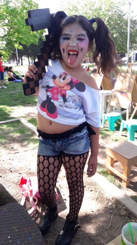 Alika luce un bello disfraz de Harley Quinn Crop Tops, Harley Quinn, Harley Quinn Disfraz, Women's Top