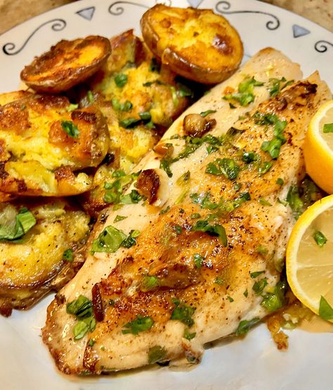 RED SNAPPER IN LEMON AND WINE SAUCE WITH SMASHED POTATOES Mexican Red Snapper Recipes, Red Snapper Meal Ideas, Best Snapper Fish Recipes, Best Red Snapper Recipes, Stuffed Snapper Recipes, Baked Red Snapper Filet, Snapper Fish Recipes Baked, Stuffed Red Snapper Recipes, Baked Snapper Recipes