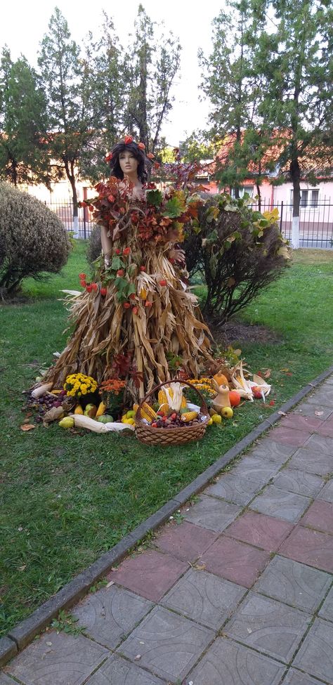 Fairy Scarecrow Ideas, Fall Cornstalk Decorations, Fairy Scarecrow, Corn Stalks Decorations, Corn Dollies, Fairy Autumn, Pumpkin Patch Farm, Scarecrow Festival, Scarecrows For Garden