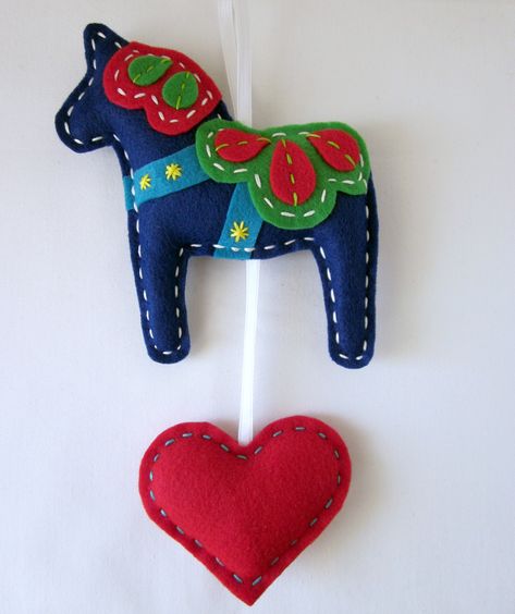 Felt Dala Horse, Felt Horse, Tovad Ull, Felt Christmas Decorations, Swedish Christmas, Horse Ornaments, Dala Horse, Horse Wall, Felt Decorations