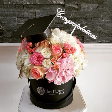 Natural Floral Bouquet, Flower Bouquet Graduation Gift Ideas, Graduation Arrangements Gifts, Graduation Flower Bouquet Ideas, Graduation Floral Arrangements, Graduation Box Gift Ideas, Graduation Ramos, Graduation Flowers Bouquet Ideas, Graduation Flower Arrangements