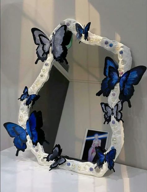 Diy Mirrors, Diy Wall Decor For Bedroom, Image Halloween, Butterfly Room, Girly Room Decor, Diy Crafts Love, Easy Diy Room Decor, Mirror Crafts, Diy Gift Set