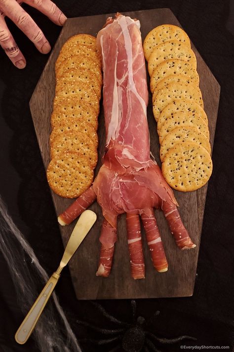 Creepy Halloween Hand Appetizer - Everyday Shortcuts Plat Halloween, Creepy Halloween Food, Halloween Food Appetizers, Spooky Food, Halloween Party Snacks, Easy Halloween Food, Fun Halloween Food, Halloween Food Treats, Halloween Baking