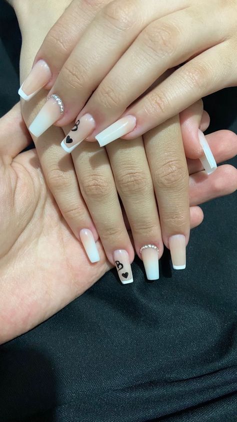 Ombré Nails With Initial, Acrylic Nails W Initials, Boyfriend Letter On Nails, Nails With L Letter, Nails Design With Letter, Acrylic Nail Designs Boyfriend Initial, Green Nails With Initial, Nails With O Initial, Letter Acrylic Nails