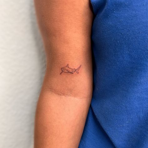 small shark tattoos • Instagram Hammerhead Shark Tooth Tattoo, Small Shark Fin Tattoo, Cute Shark Tattoos For Women, Shark Tattoo Wrist, Small Tattoos Shark, Simple Shark Tooth Tattoo, Minimalist Shark Tattoo Simple, Little Shark Tattoo, Tiny Ocean Tattoo