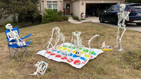 This Skeleton House in San Antonio Gets a New Scene Every Day Mansion Yard, Halloween Decor Outdoor, Halloween Skeleton Decorations, Skeleton Decorations, Halloween Store, Halloween Scene, Halloween Yard, Halloween Displays, San Antonio Texas