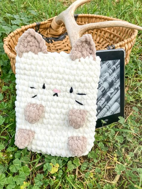 Kitty Kindle Sleeve Crochet Pattern, Cat Crochet Pattern, kindle cover, E reader sleeve, kindle accessories, bookish gifts, cat gifts, book by AllStringsLeadHome on Etsy Diy Kindle Cover, Crochet Heating Pad Cover, Kindle Pouch Crochet, Crochet Bookish Things, Kindle Sleeve Crochet Pattern, Crochet Tablet Sleeve, Bookish Gifts Diy, Crochet Book Cover Pattern, Crochet Kindle Sleeve Free Pattern