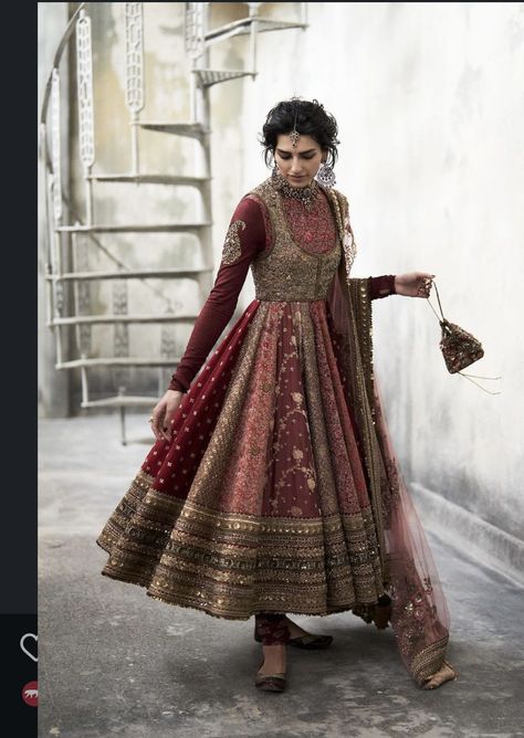 Winter Wedding Lehenga, Indian Wedding Winter Outfit, Banarsi Dress Ideas, Trousseau Outfits For Bride, Red Anarkali Suits Sabyasachi, Crush Material Dress Design, Sabyasachi Anarkali Suits, Bridal Anarkali Suits Brides, Winter Wedding Outfits Indian