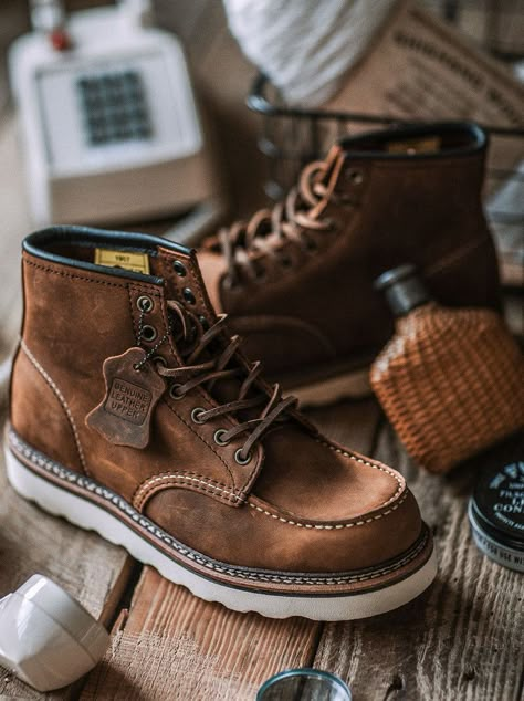 CLASSIC 6" MOC BOOT Mens Rugged Style Outdoors, Casual Boots Outfit, Brooklyn Hipster, Leather Fashion Men, Boots Men Outfit, Country Gentleman, Wing Boots, Moc Toe Boots, Red Wing Boots