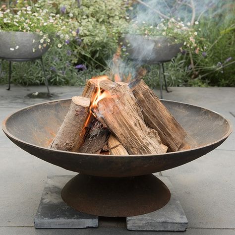 Cast Iron Garden Furniture, Cast Iron Fire Pit, Iron Fire Pit, Iron Bowl, Firewood Logs, Round Fire Pit, Backyard Fireplace, Fire Pit Bowl, Rustic Bowls