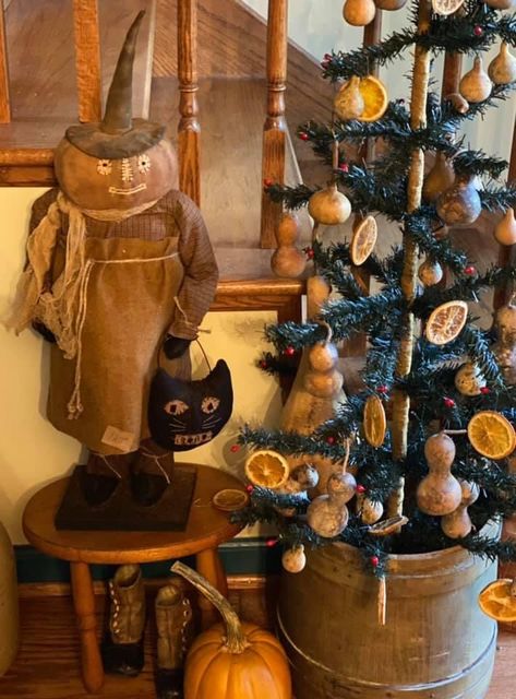 Thanksgiving Primitive Decor, Orange Slice Decor, Halloween Boards, Primitive Thanksgiving, Fall Primitives, Prim Halloween, Primitive Autumn, Primitive Christmas Decorating, Primitive Cottage