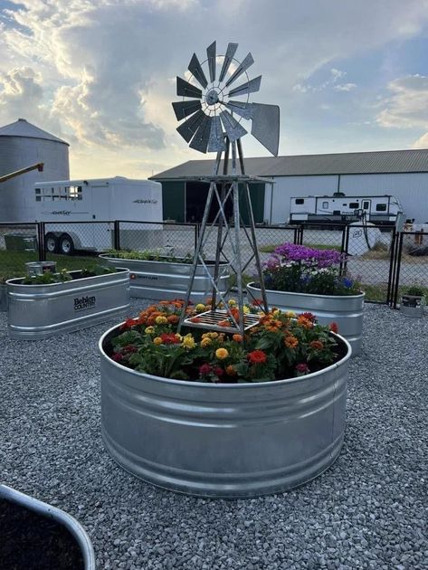 Flower Bed In Front Of Mobile Home, Large Yard Decor, Diy Windmill Outdoor, Windmill Yard Decor Outdoor, Farmhouse Outdoor Decor Ideas, Western Yard Decor, Western Garden Ideas, Well Cover Ideas Outdoor Diy, Country Front Yard Landscaping