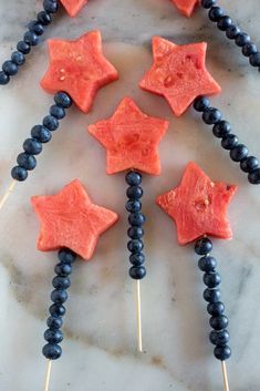 Watermelon stars with blueberries Usa Snacks, Fruit Kebab, Blue Treats, 4th July Food, Best Sides, Patriotic Treats, Fruit Kebabs, Kreative Snacks, Idee Babyshower