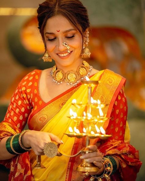 Marathi Actress Wedding Look, मराठी Wedding Look, Yellow Maharashtrian Saree, Maharashtrian Bride Yellow Saree, Navari Saree Marathi Hairstyles, Marathi Wedding Hairstyle, Navari Hairstyle Look, Nauvari Hairstyle For Bride, Marati Sarees Look