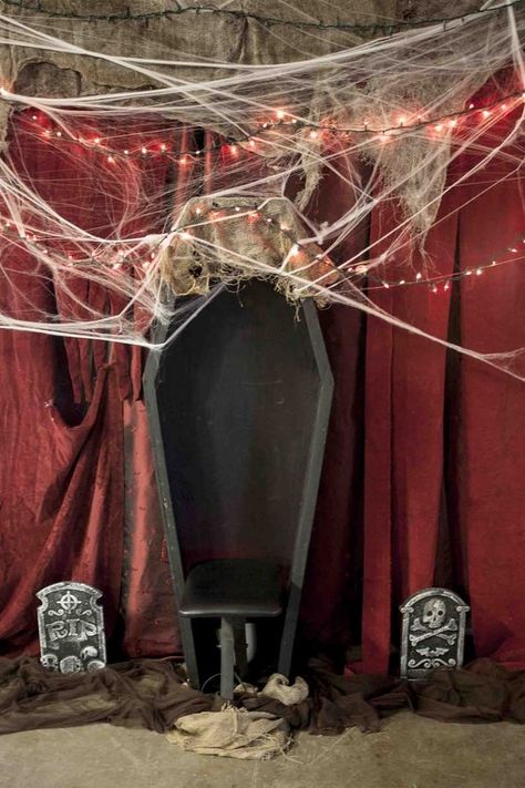 Booths Ideas, Vampire Halloween Party, Porta Halloween, Vampire Party, Cheap Diy Halloween Decorations, Dekorasi Halloween, Halloween Photo Booth, Halloween Dance, Casa Halloween