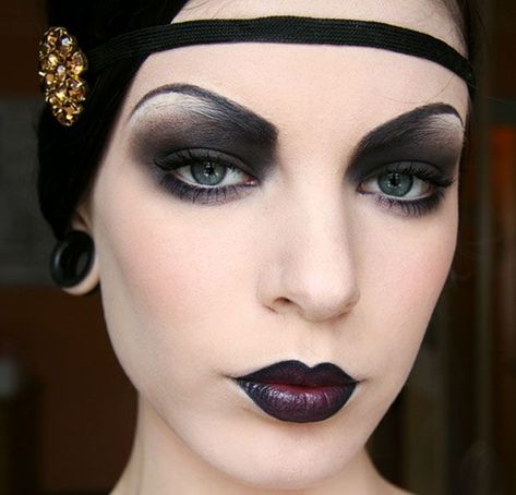 1920's Hair, Period Makeup, Flapper Makeup, 20s Makeup, 50 Rocks, Historical Makeup, Maquillage Goth, Look Gatsby, 1920s Makeup