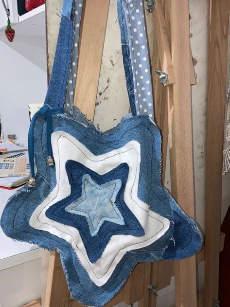 Jean Bags Pattern Ideas, Upcycled Denim Fashion, Tas Denim, Upcycle Clothes Diy, Cute Sewing Projects, Diy Bag Designs, Diy Bags Patterns, Diy Clothes Design, Blouse Drafting Patterns