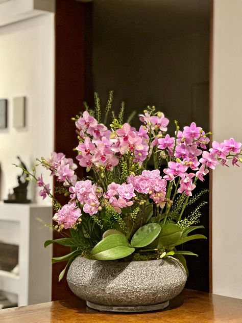 Pink Orchids Centerpiece, Orchid Bouquet Wedding, Orchid Plant Care, Orchid Flower Arrangements, Fake Flower Arrangements, Orchid Centerpieces, Diy Arrangements, Flower Installation, Flower Business