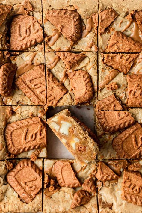 Biscoff Baking, Loaded Blondies, Biscoff Blondies Recipe, Lotus Blondies, Biscoff Blondies, Lotus Biscoff Birthday Cake, Lotus Biscoff Dessert Recipes, Lotus Cake Biscoff, Biscoff White Chocolate Blondies