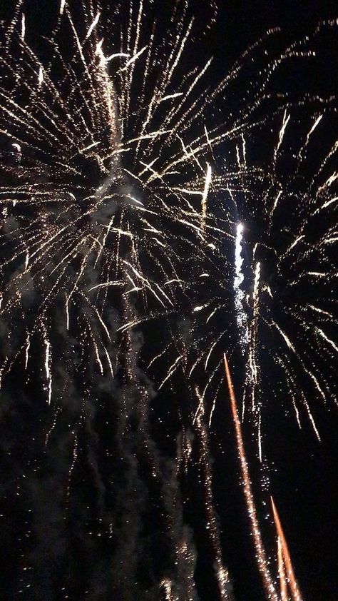 Happy New Year ❤️ Fireworks🎆 Happy New Year 2023 Aesthetic, Aesthetic Fireworks, Diwali Photography, Fireworks Pictures, Fireworks Photography, Blur Photography, Cool Instagram, Aesthetic Photography Nature, Cool Pictures Of Nature