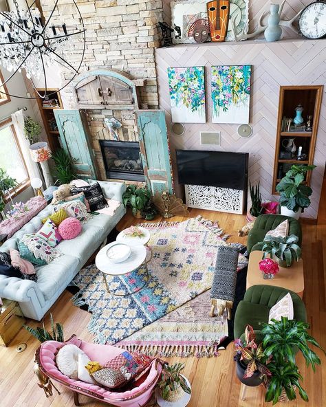 Spring maximalist home decor. The perfect bohemian family room. #boho #familyroom #livingroomideas #springhomedecor #homedecor #maximalist #bohostyle Bohemian Style Home, Chic Living Room Decor, Shabby Chic Living, Shabby Chic Living Room, Living Room Goals, Casa Vintage, Eclectic Bedroom, Eclectic Living Room, Casa Container